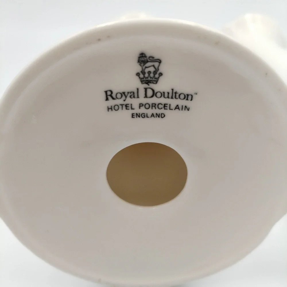 Vtg Royal Doulton Hotel Porcelain England White Candlestick Hloders 6. 5
